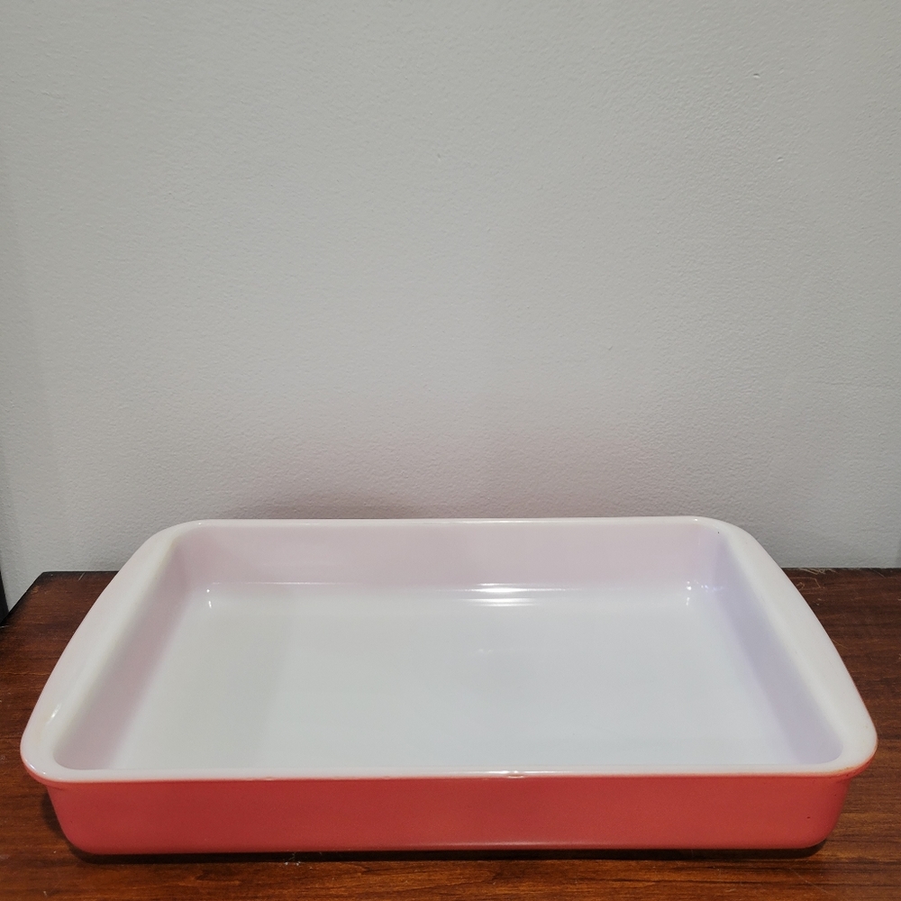 Vintage Pyrex baking dish 2qt